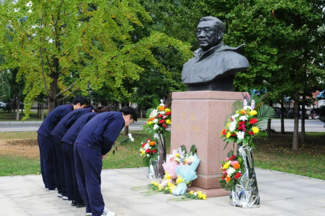 “羅陽青年突擊隊”隊員們悼念羅陽同志。航空工業(yè)沈飛供圖