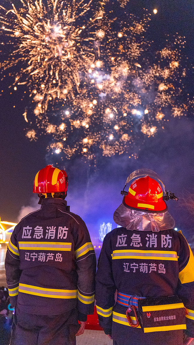 消防員與煙花的合照。遼寧省消防救援總隊供圖