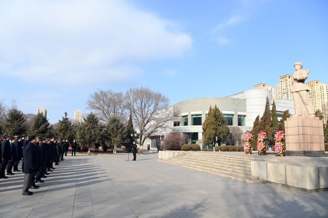 遼寧省暨撫順市向雷鋒墓敬獻花籃儀式在撫順市雷鋒紀念館舉行。徐丹偉 攝