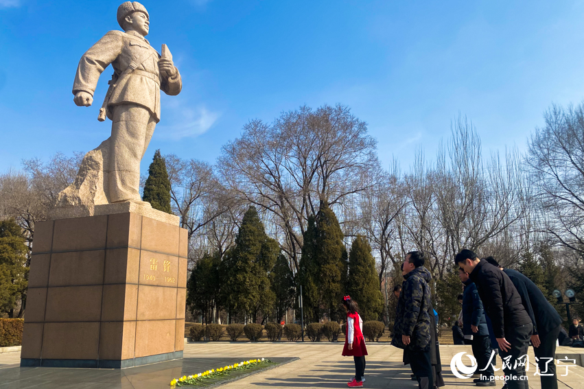 各地干部群眾紛紛來到撫順市雷鋒紀(jì)念館參觀學(xué)習(xí)、祭奠雷鋒。人民網(wǎng) 邱宇哲攝