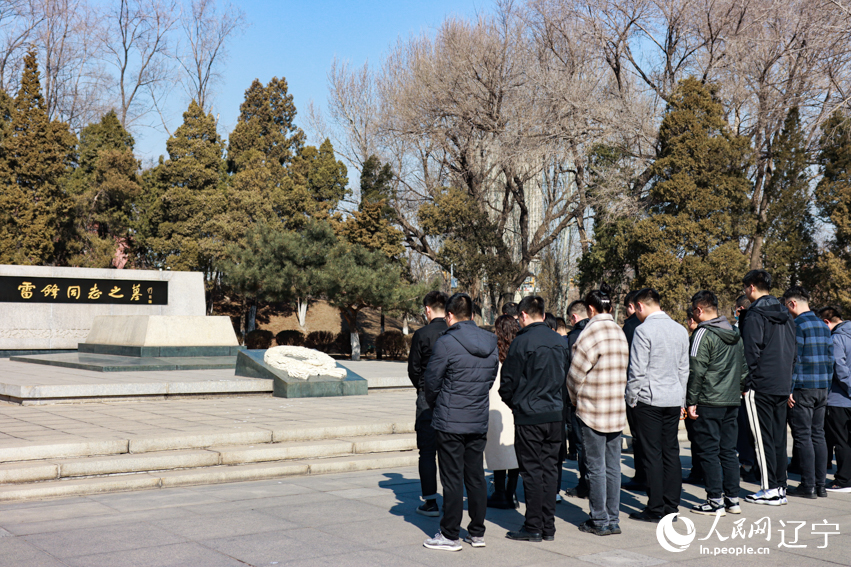 各地干部群眾紛紛來到撫順市雷鋒紀念館參觀學習、祭奠雷鋒。人民網 邱宇哲攝