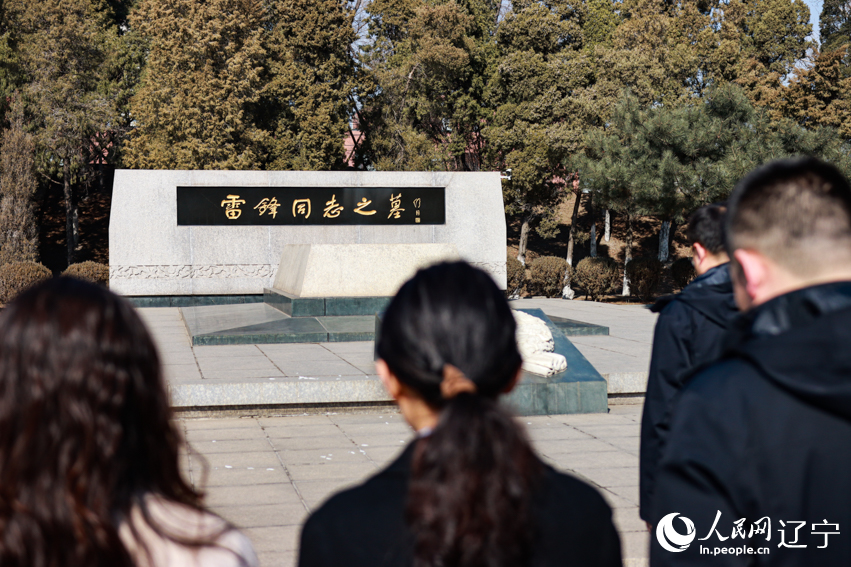 各地干部群眾紛紛來到撫順市雷鋒紀(jì)念館參觀學(xué)習(xí)、祭奠雷鋒。人民網(wǎng) 邱宇哲攝