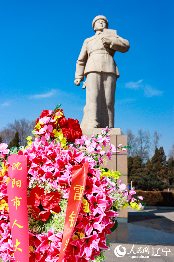 各地干部群眾紛紛來到撫順市雷鋒紀(jì)念館參觀學(xué)習(xí)、祭奠雷鋒。人民網(wǎng) 邱宇哲攝