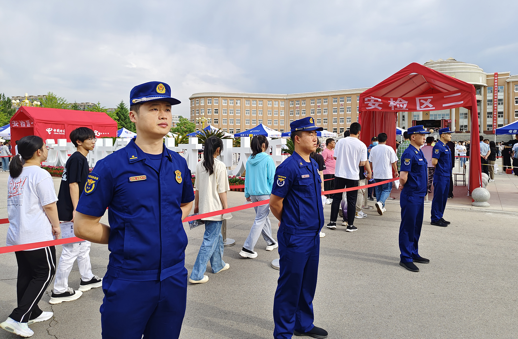 葫蘆島支隊(duì)龍港大隊(duì)茨齊路消防救援站的消防員全力護(hù)航考生“逐夢路”。遼寧省消防救援總隊(duì)供圖