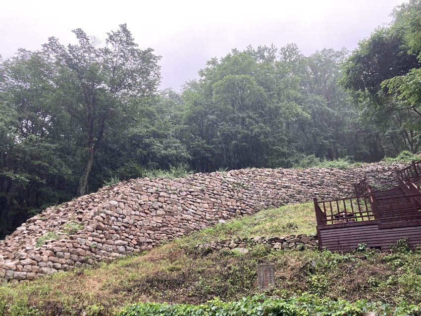 城子山古城墻遺跡。人民網(wǎng)記者 孝媛攝