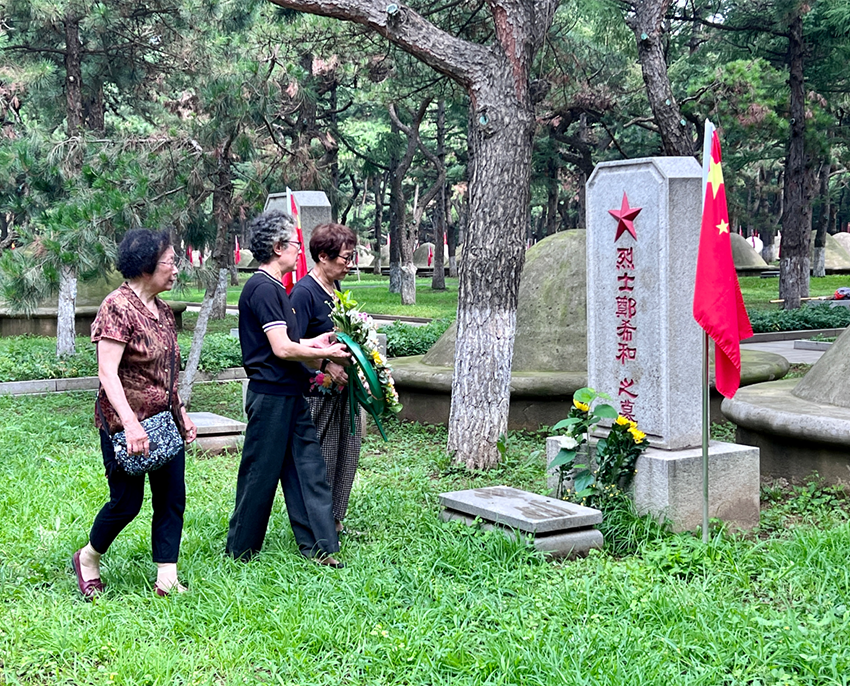 鄭希和烈士的三個(gè)女兒從貴陽(yáng)趕來(lái)為父親掃墓。人民網(wǎng)記者 湯龍攝