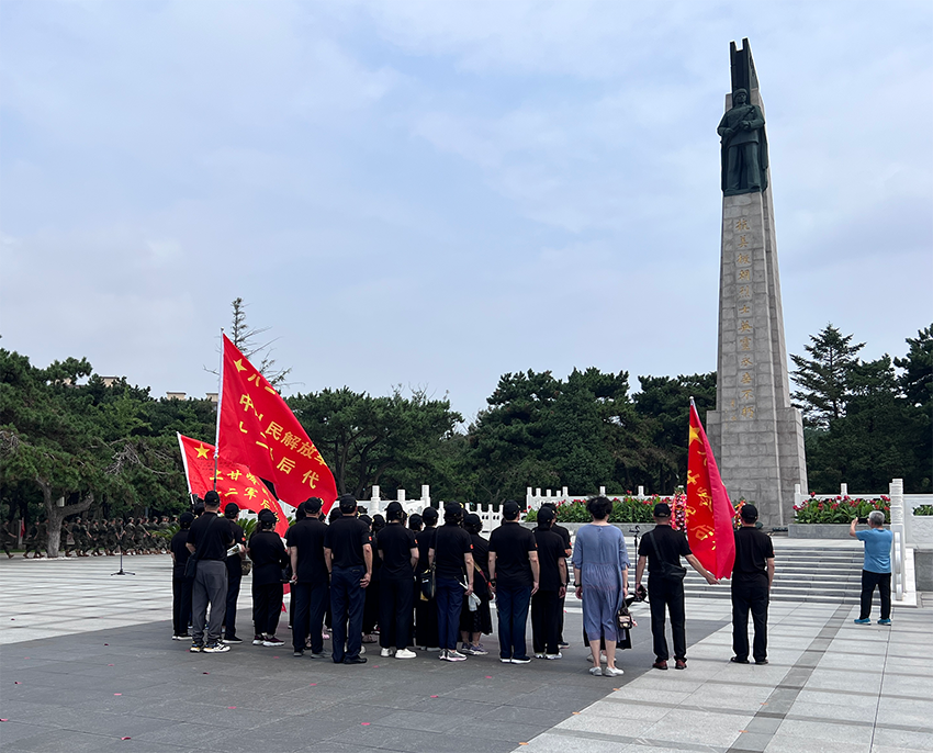 中國人民解放軍十二軍后代到沈陽抗美援朝烈士陵園祭奠烈士。人民網(wǎng)記者 湯龍攝