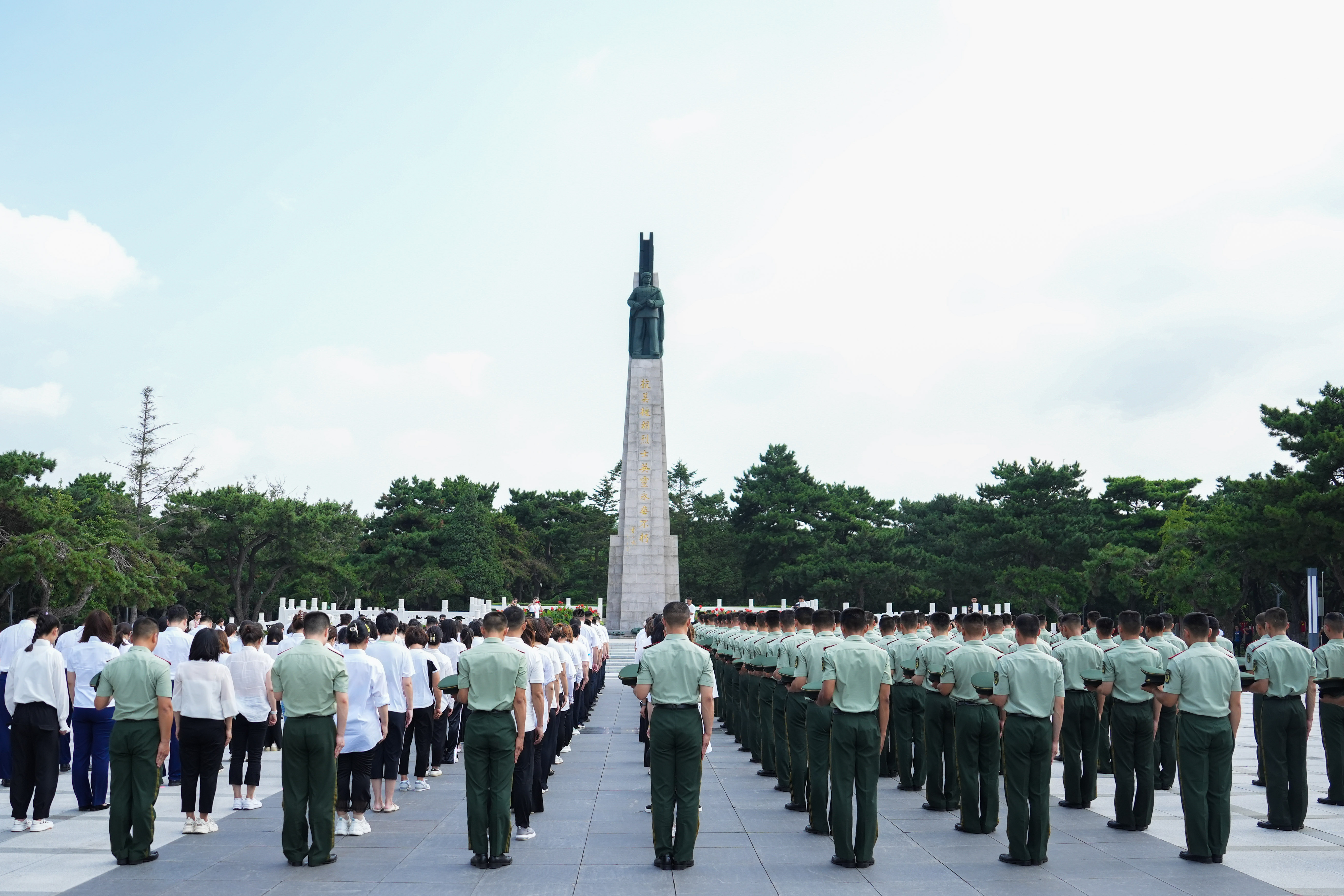 7月27日，志愿軍老戰(zhàn)士、烈士后人、少先隊員代表等來到沈陽抗美援朝烈士陵園，緬懷先烈、致敬英雄。人民網(wǎng)記者 邱宇哲攝