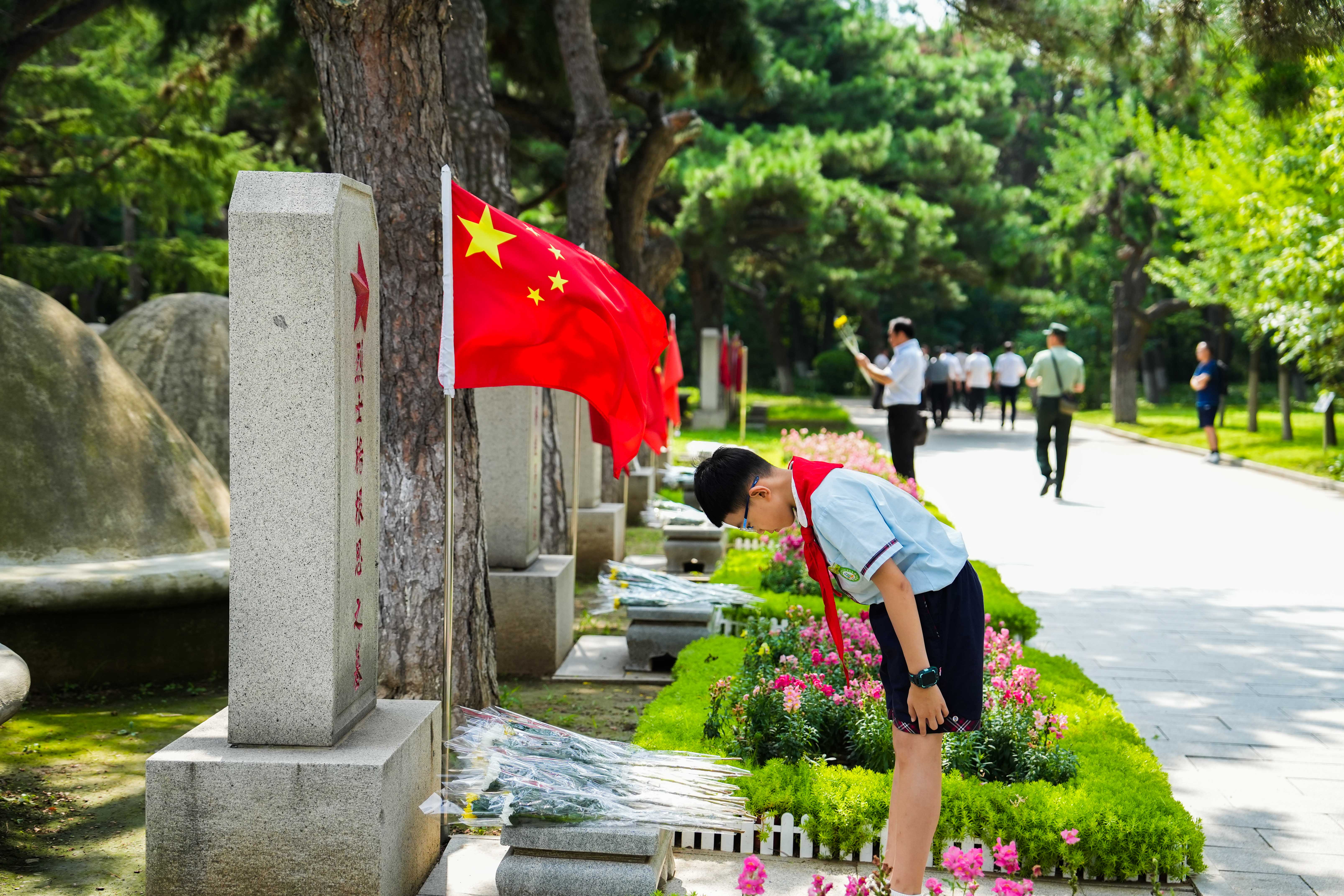 7月27日，志愿軍老戰(zhàn)士、烈士后人、少先隊員代表等來到沈陽抗美援朝烈士陵園，緬懷先烈、致敬英雄。人民網(wǎng)記者 邱宇哲攝