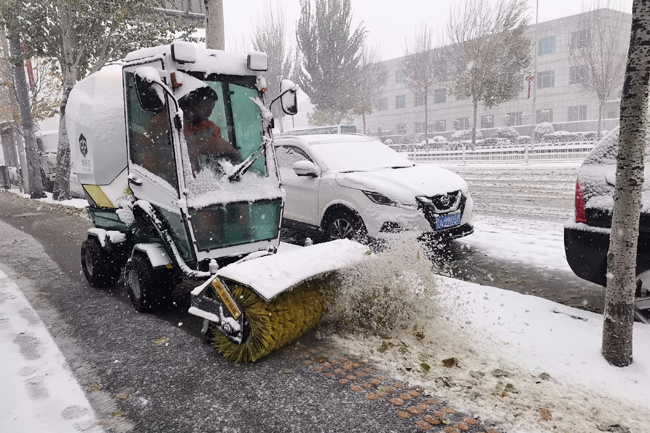 應(yīng)對(duì)強(qiáng)降雪 沈陽市1.3萬名環(huán)衛(wèi)工人晝夜奮戰(zhàn)守護(hù)出行【4】