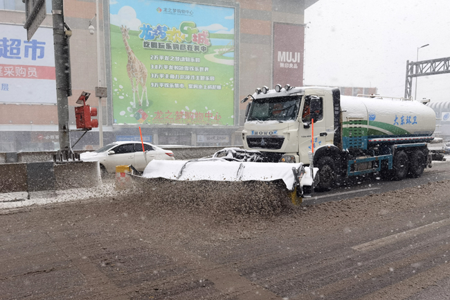 應(yīng)對強降雪 沈陽市1.3萬名環(huán)衛(wèi)工人晝夜奮戰(zhàn)守護(hù)出行【5】