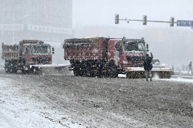 應(yīng)對強(qiáng)降雪 沈陽市1.3萬名環(huán)衛(wèi)工人晝夜奮戰(zhàn)守護(hù)出行【7】