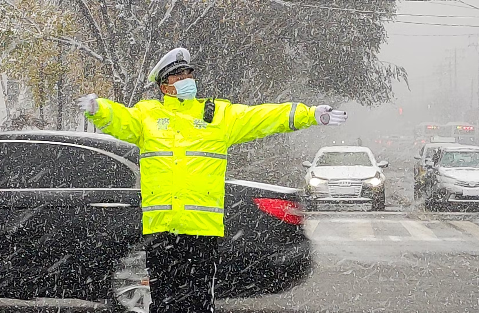 雨雪中堅(jiān)守 沈陽交警守護(hù)市民平安出行