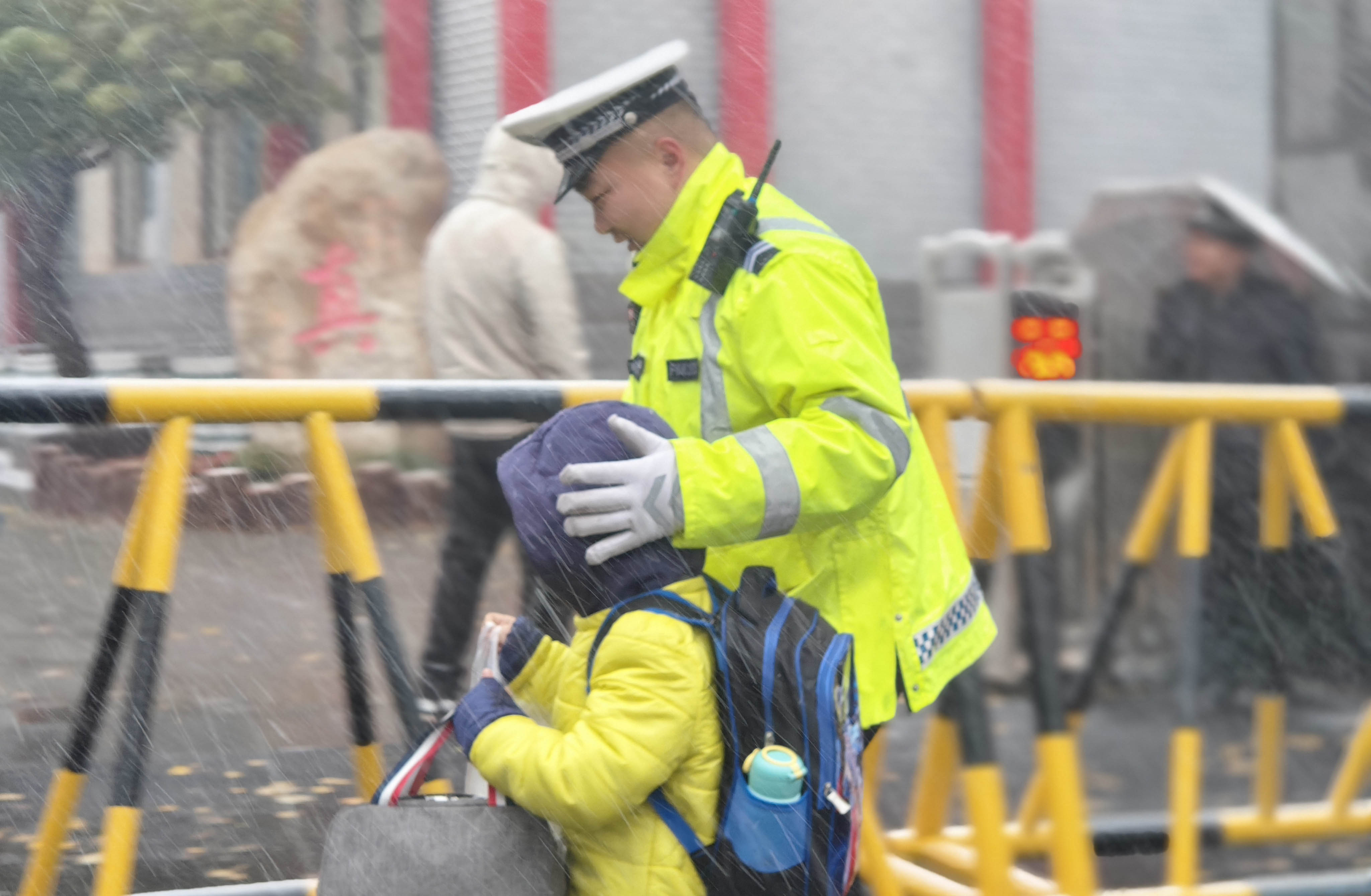 雨雪中堅守 沈陽交警守護(hù)市民平安出行