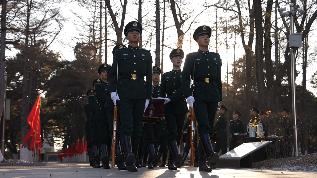 2023年11月18日，解放軍儀仗司禮大隊(duì)的禮兵在沈陽抗美援朝烈士陵園訓(xùn)練。人民網(wǎng)記者 邱宇哲攝