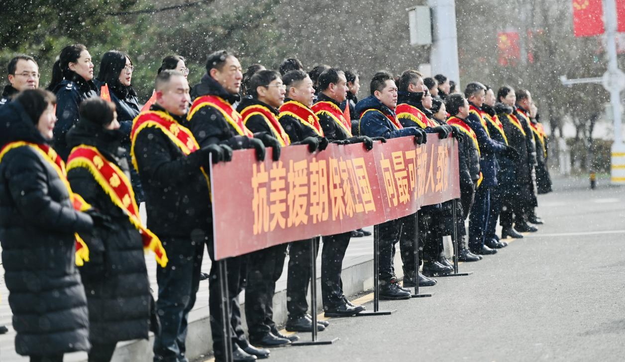 航空工業(yè)沈陽(yáng)飛機(jī)工業(yè)（集團(tuán)）有限公司的全國(guó)勞動(dòng)模范、首席技能專家孫飛，和他的同事迎接英烈。聶焱鑫 攝