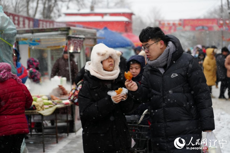 各地游客紛紛到沈陽小河沿早市打卡。人民網(wǎng)記者 周頌雪攝