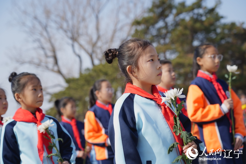 沈陽少先隊員祭掃抗美援朝烈士陵園。人民網(wǎng)記者 邱宇哲攝