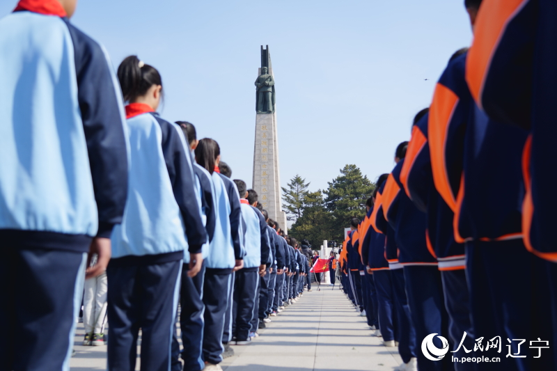 沈陽(yáng)少先隊(duì)員祭掃抗美援朝烈士陵園。人民網(wǎng)記者 邱宇哲攝