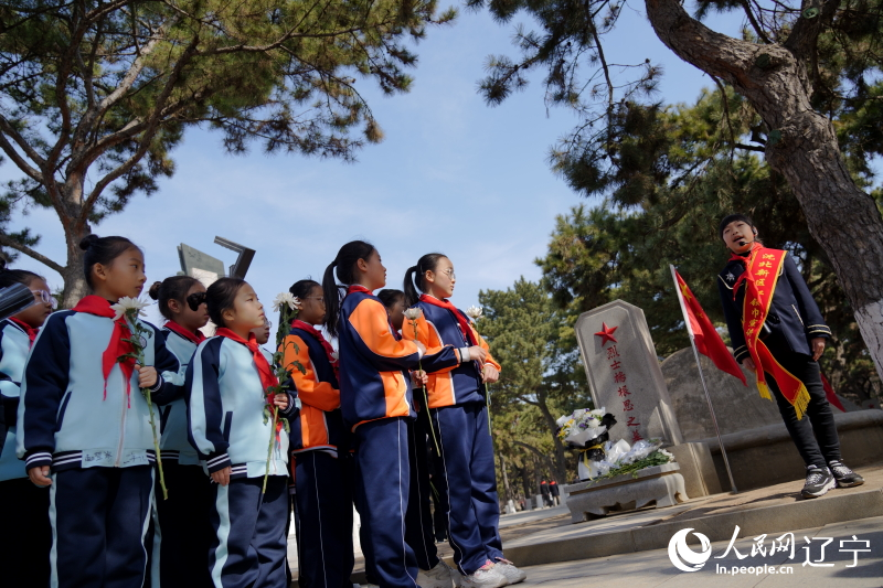 沈陽(yáng)少先隊(duì)員祭掃抗美援朝烈士陵園。人民網(wǎng)記者 邱宇哲攝