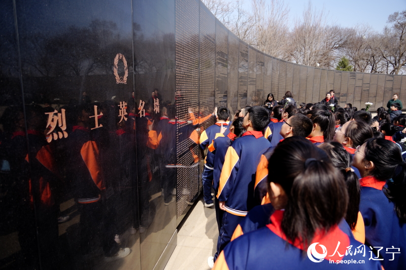 沈陽少先隊(duì)員祭掃抗美援朝烈士陵園。人民網(wǎng)記者 邱宇哲攝