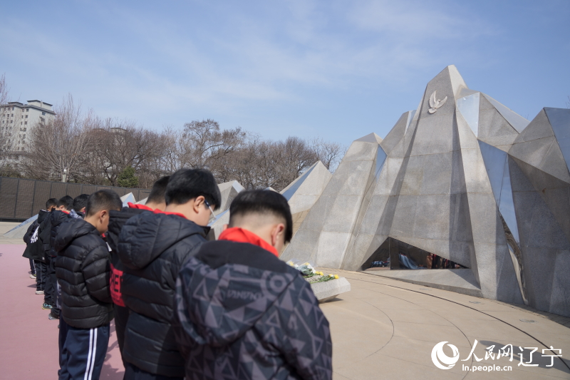 沈陽(yáng)少先隊(duì)員祭掃抗美援朝烈士陵園。人民網(wǎng)記者 邱宇哲攝