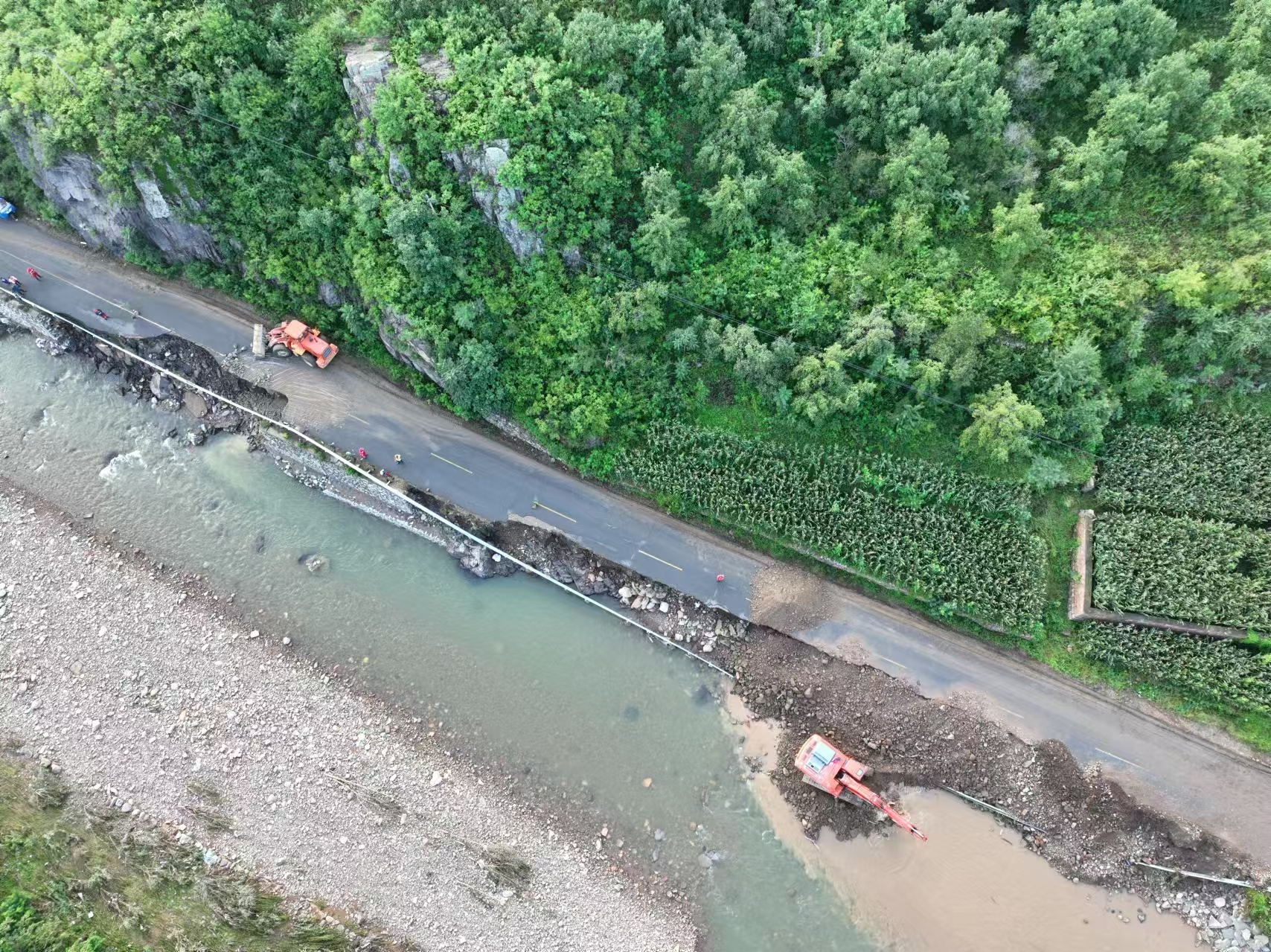 修復(fù)路基、疏通河道，綏中縣加碑巖鄉(xiāng)水毀道路陸續(xù)搶通【2】