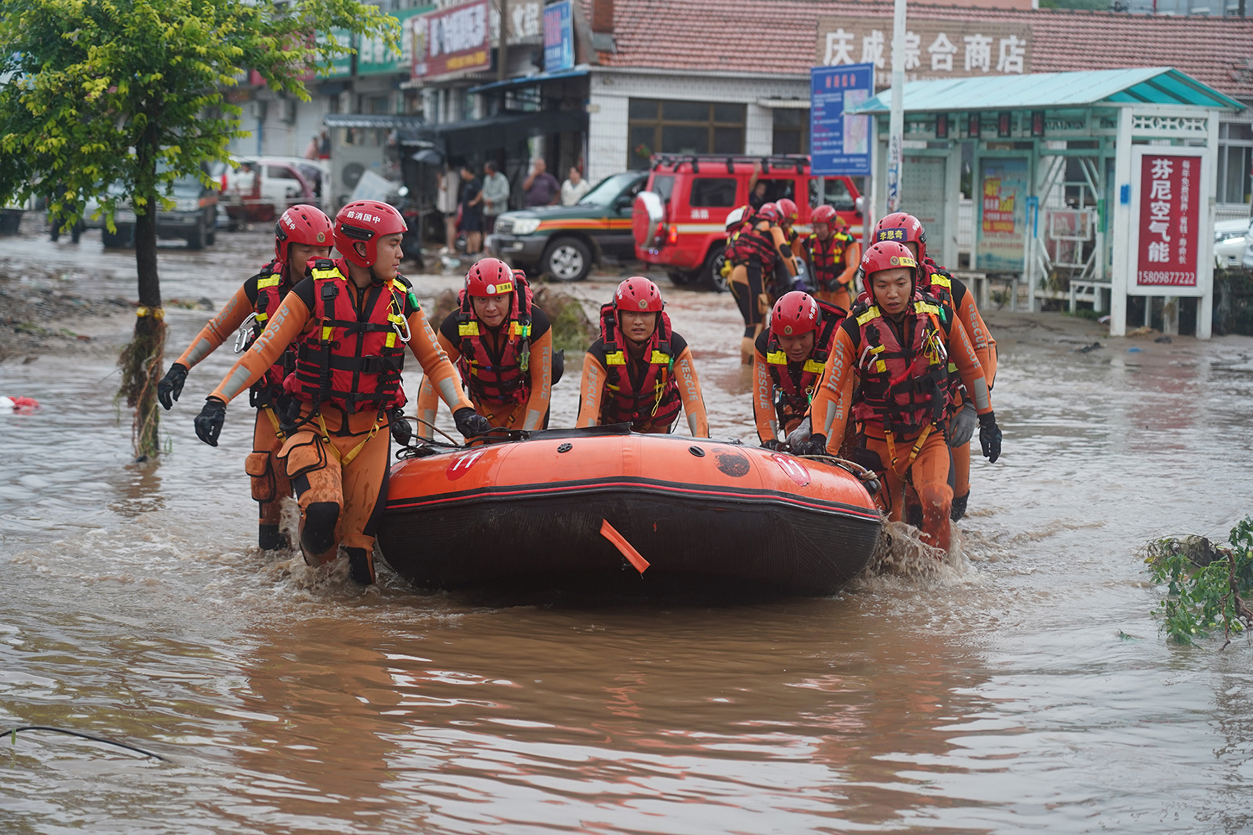 8月20日，遼寧省葫蘆島市建昌縣，消防員抬著舟艇向受災(zāi)區(qū)行進(jìn)。遼寧省消防救援總隊(duì)供圖